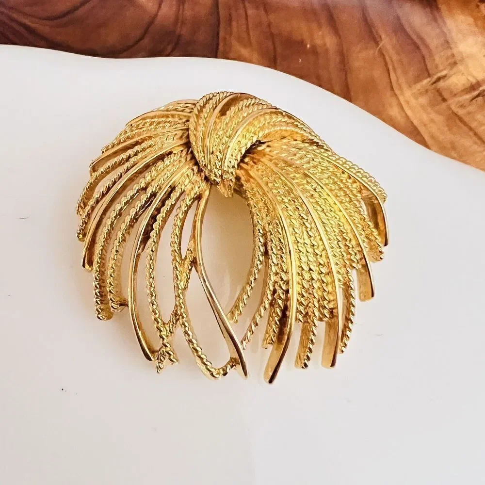 Vintage Monet Brooch Mirador Sheaf Cordelia Fireworks Spray Gilded Gold 60s 1368